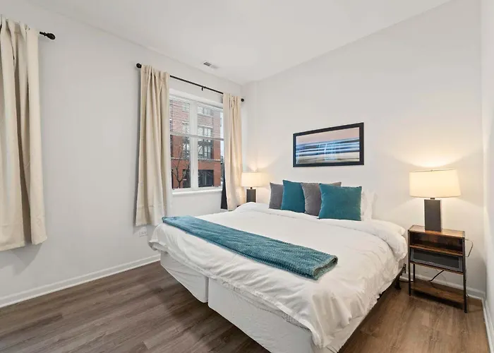 Stylish 3br Gem In Prime Location Chicago